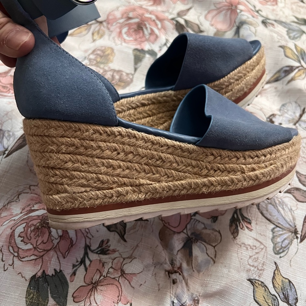 Marc Fisher Blue Wedge Sandals 6M - Picture 4 of 5